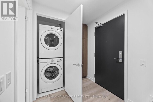 Photo du bâtiment - 863 St Clair Ave W