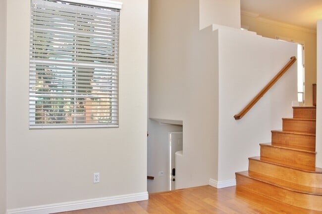 Foto del edificio - Spacious 3BR/2.5BA Townhome in Gated Commu...
