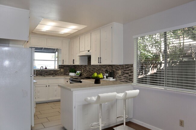 Building Photo - Pet friendly 4-Bedroom Home in Newark- 2 D...