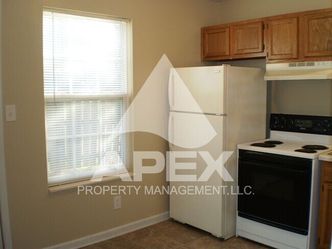 Foto del edificio - Nice 2 Bd | 1.5 Ba Townhouse in West Knox ...