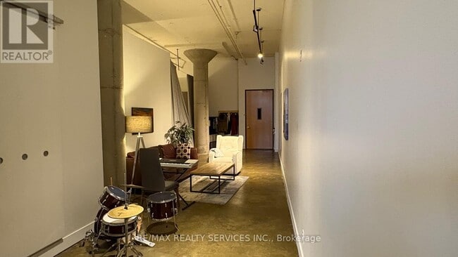 Building Photo - 90 Sumach St