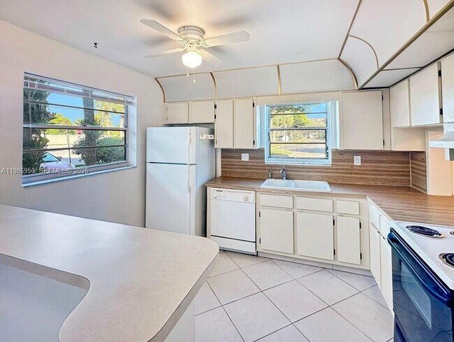 Foto del edificio - 6090 N Sabal Palm Blvd