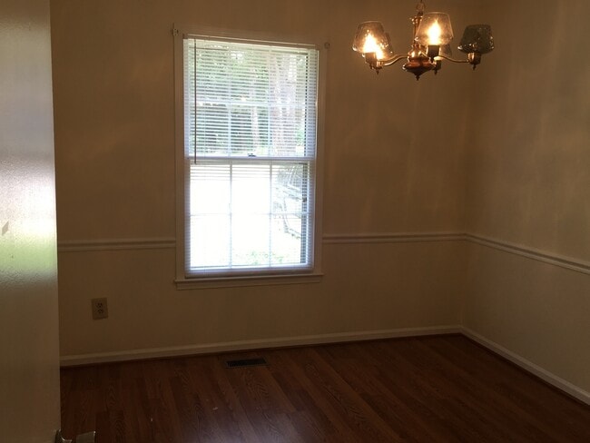 Foto del edificio - 6640 Lyndale~NEW-Small pet allowed!~ All hardwoods~Covered porch~ Fenced back yard~3 brm 2 bath ~