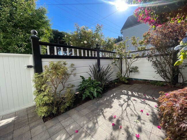 Building Photo - Noe Valley: Fully Renovated Cottage Apartm...