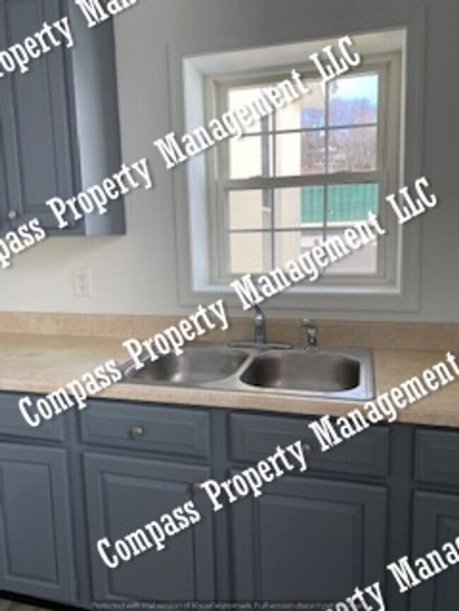 Building Photo - $1495 - 3 Bed, 1 Bath 2nd Floor Apartment ...