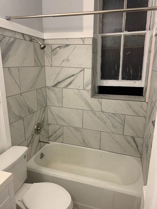 Foto del edificio - Student-Friendly 1-Bedroom Apartment | Heat & Hot Water Included | Steps from Center Square