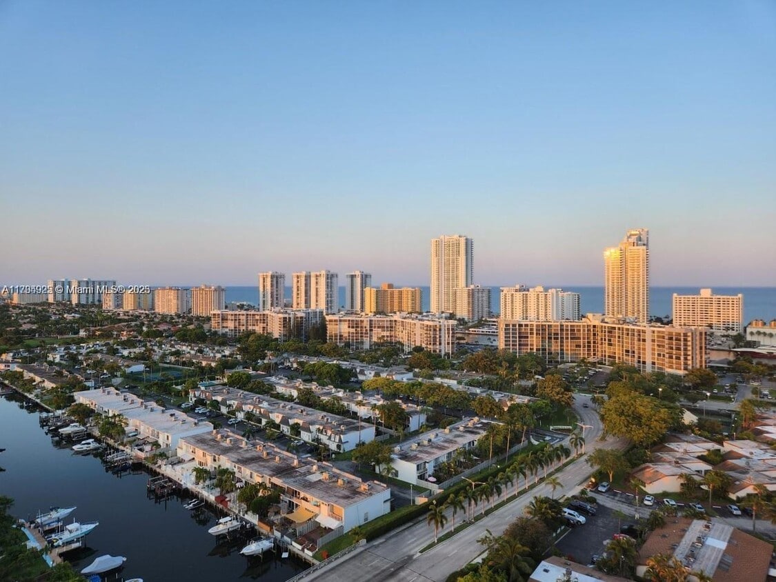 Foto principal - 2500 Parkview Dr