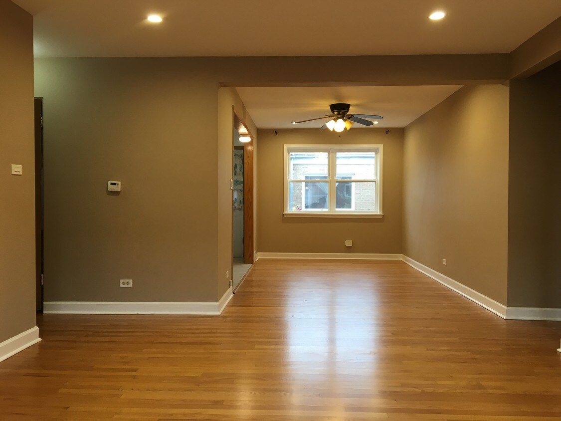 Living - 6433 N Kedzie Ave