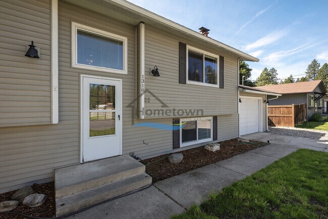 Foto del edificio - 3 Bedroom 2 Bath home with unique charm right off of 15th in Coeur d'Alene!