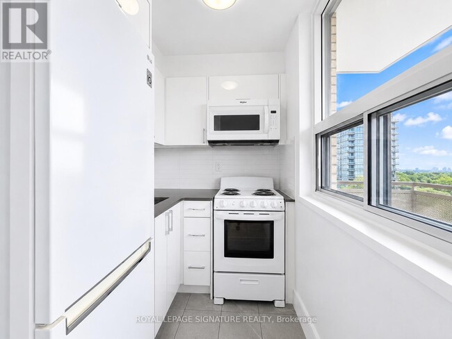 Building Photo - 1500 Bathurst St
