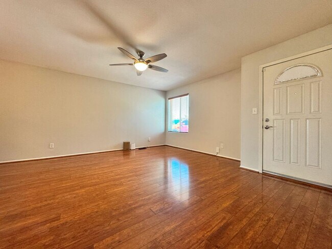 Foto del edificio - REMODELED 4 BEDROOM HOME WITH HUGE YARD, C...