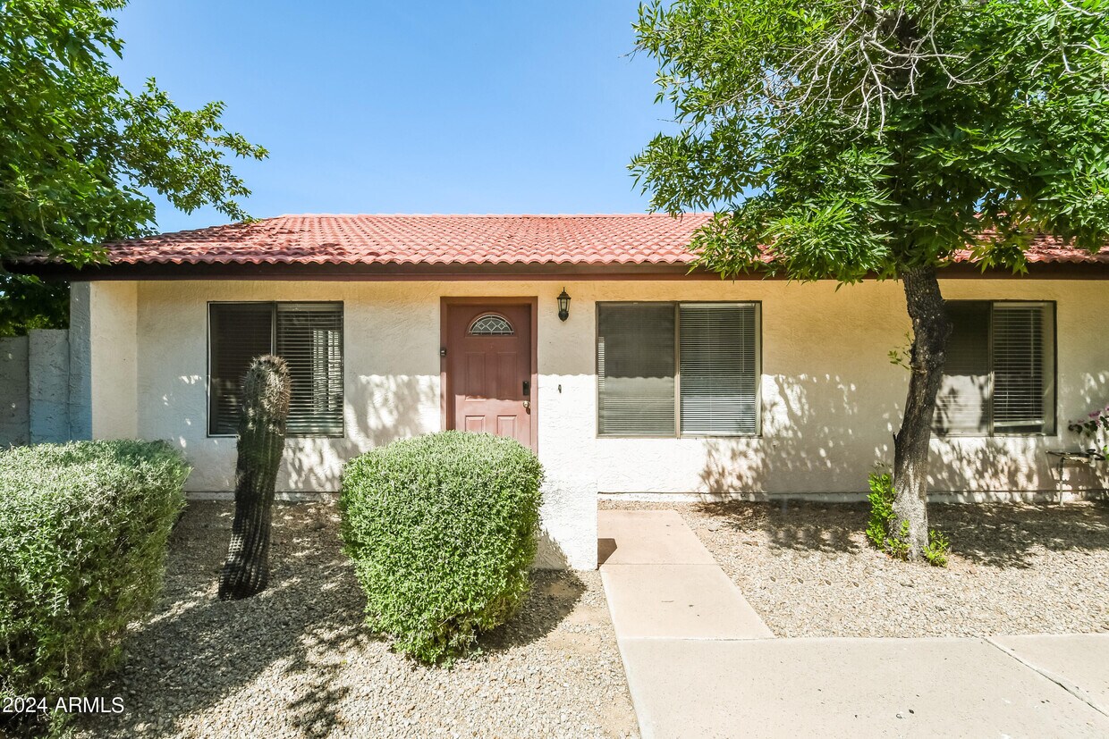 Primary Photo - 2833 E Beck Ln
