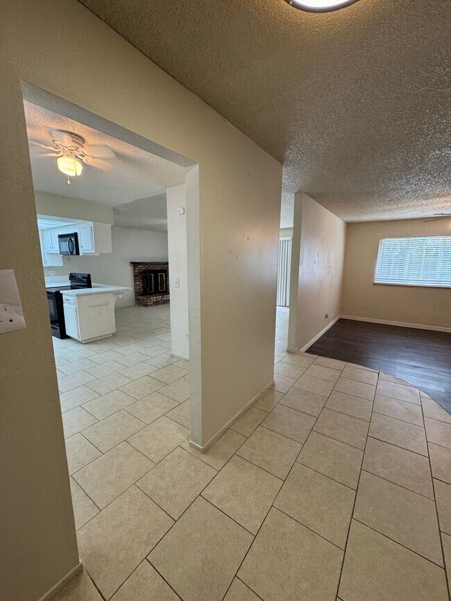 Building Photo - Charming Home Available Now!!