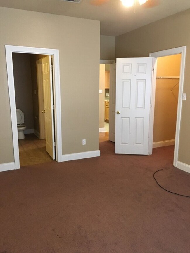 Building Photo - 2 bedroom/2 bath condo across from the TAC