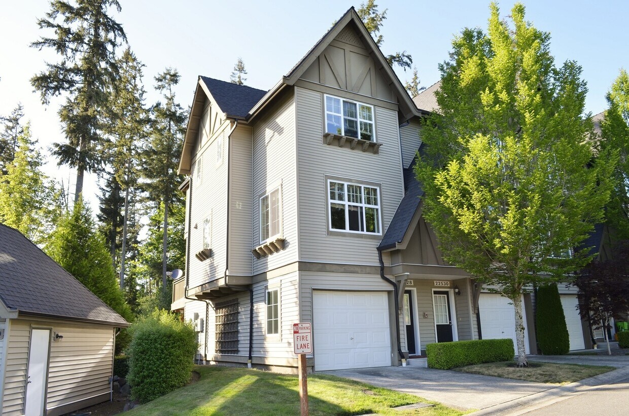 Primary Photo - Desirable location/Redmond Ridge! Modern b...