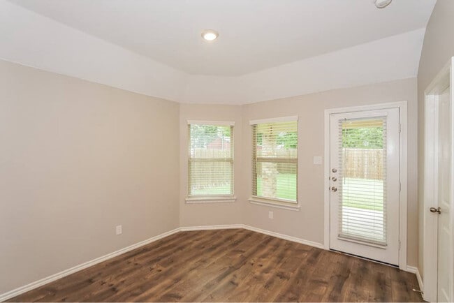 Foto del edificio - 1526 Woodlake Dr