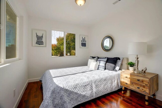 Foto del edificio - 3420 Woodside Ln