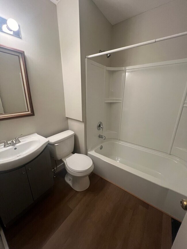 Foto del edificio - Updated Spacious 4 Bedroom