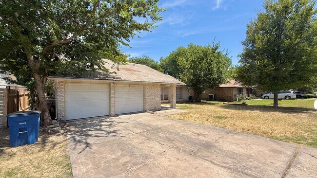 Foto del edificio - 10105 Oak Hollow Dr
