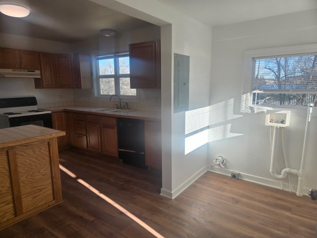 Building Photo - 1228 Broadwater Ave