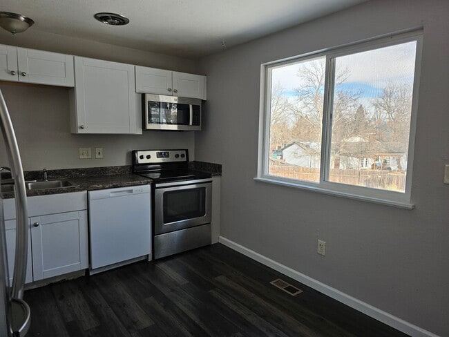 Building Photo - 4 Bedroom Bi Level with Large Yard and 2 Car Garage