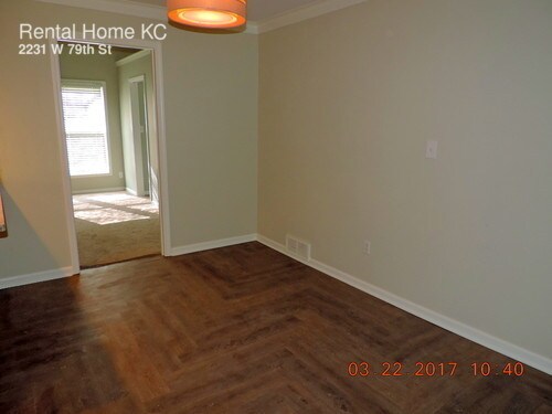 Building Photo - 2231 W 79th St