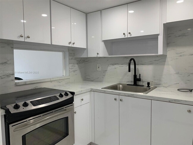 Building Photo - 2859 Leonard Dr