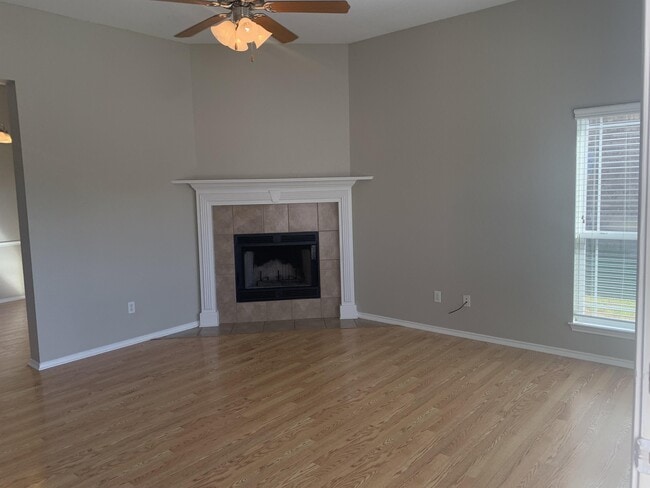 Building Photo - 5827 Alexandria Dr