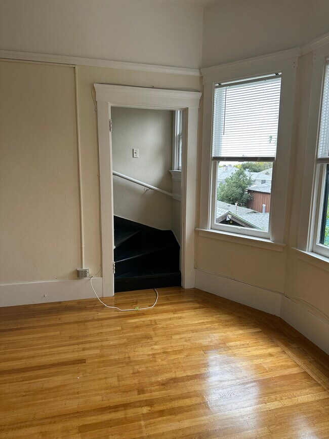 Escalera en la sala de estar que conduce a una habitación adicional en el ático. - 2738 Garber St