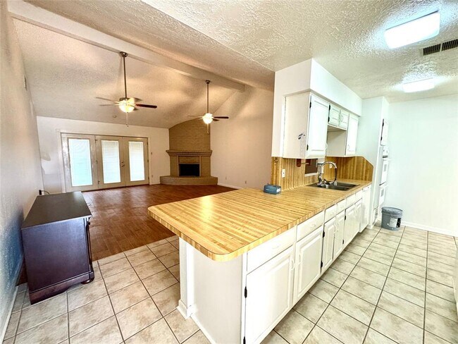 Building Photo - 7223 Foxway Ln