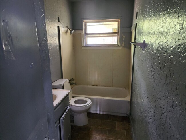 Building Photo - 3057Amherst