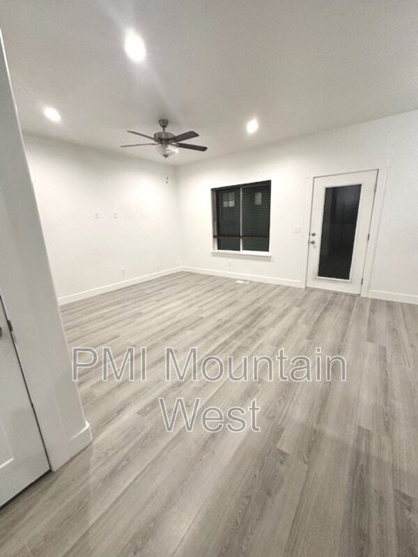 Foto del edificio - 4924 Breezy Patch Rd