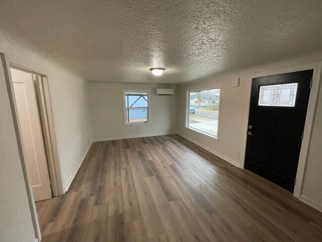 Building Photo - 3 Bedroom - 1 Bath Single Family  Home- AV...