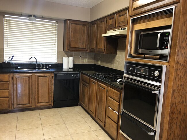 Foto del edificio - 8715 Lawncliff Ln