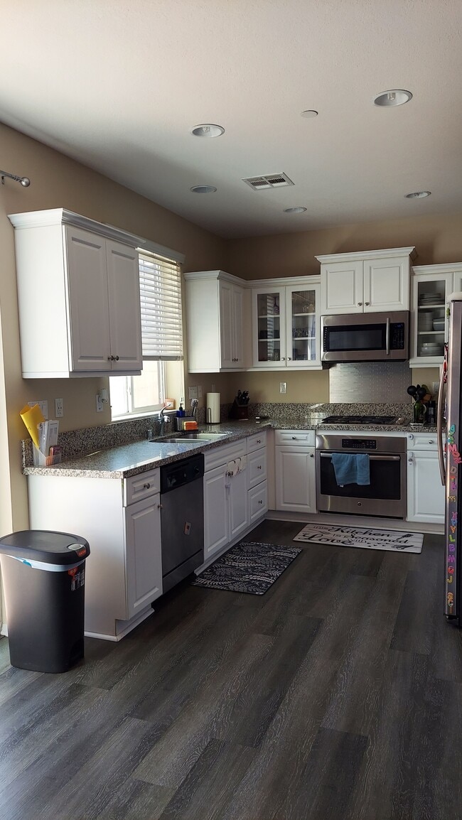 Building Photo - 561 Moonlight Dr