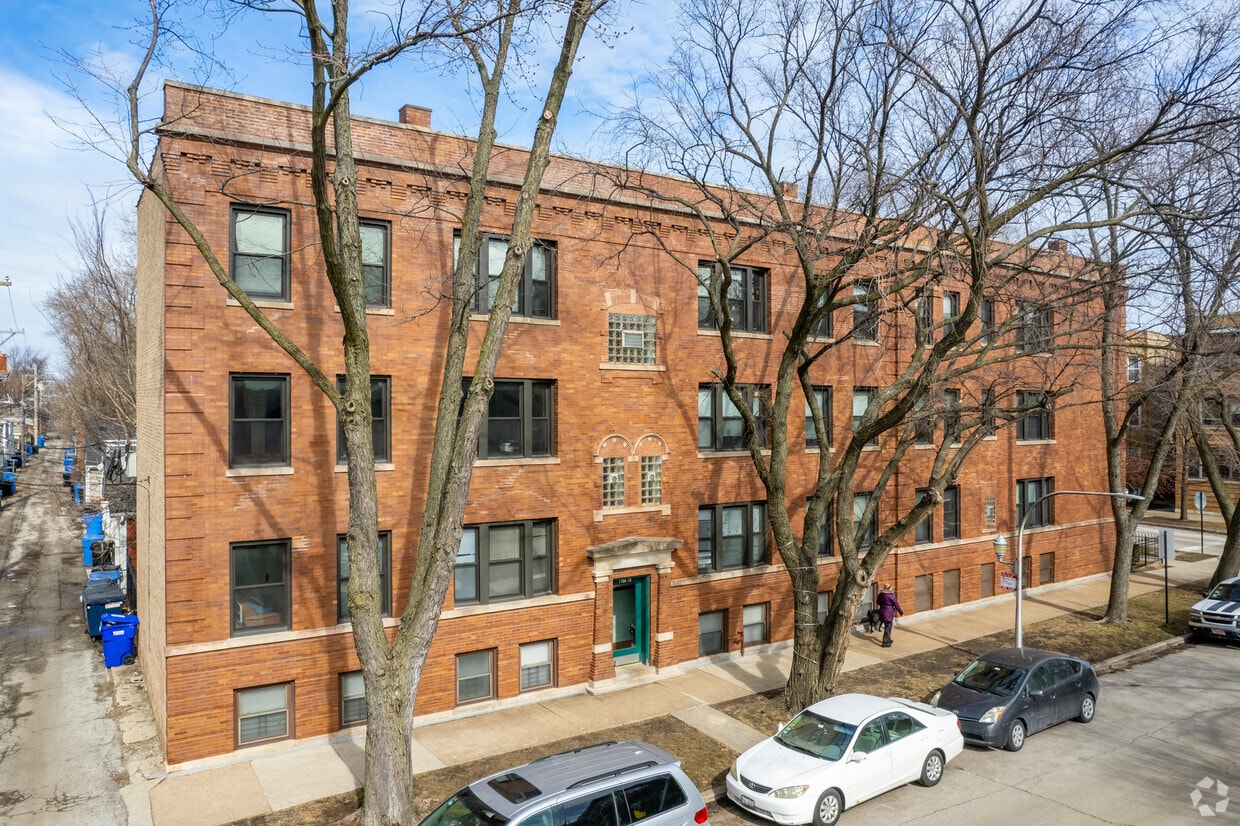 PaulinaWaveland Apartments in Chicago, IL