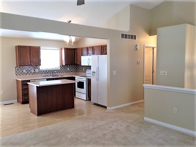 Building Photo - 689 Ackerly Dr