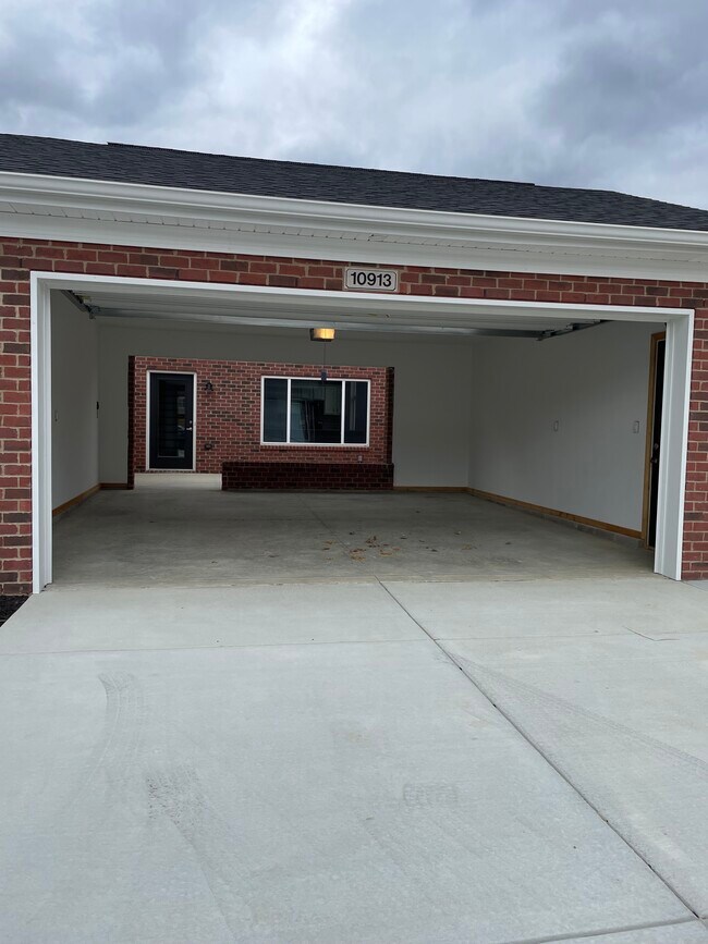 Foto del edificio - 10913 Cole Thompson Ln