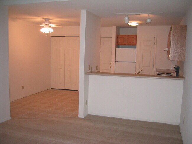 Building Photo - Great Arboretum location - lofted units - ...