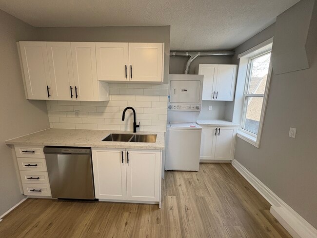 Building Photo - Renovated 2 Bedroom on Locke St South