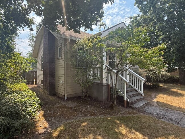 Foto del edificio - Charming 2BR/1BA Campus House