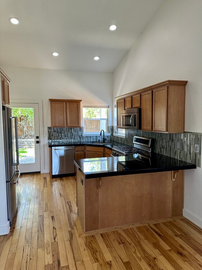 Building Photo - 63713 Hunters Cir