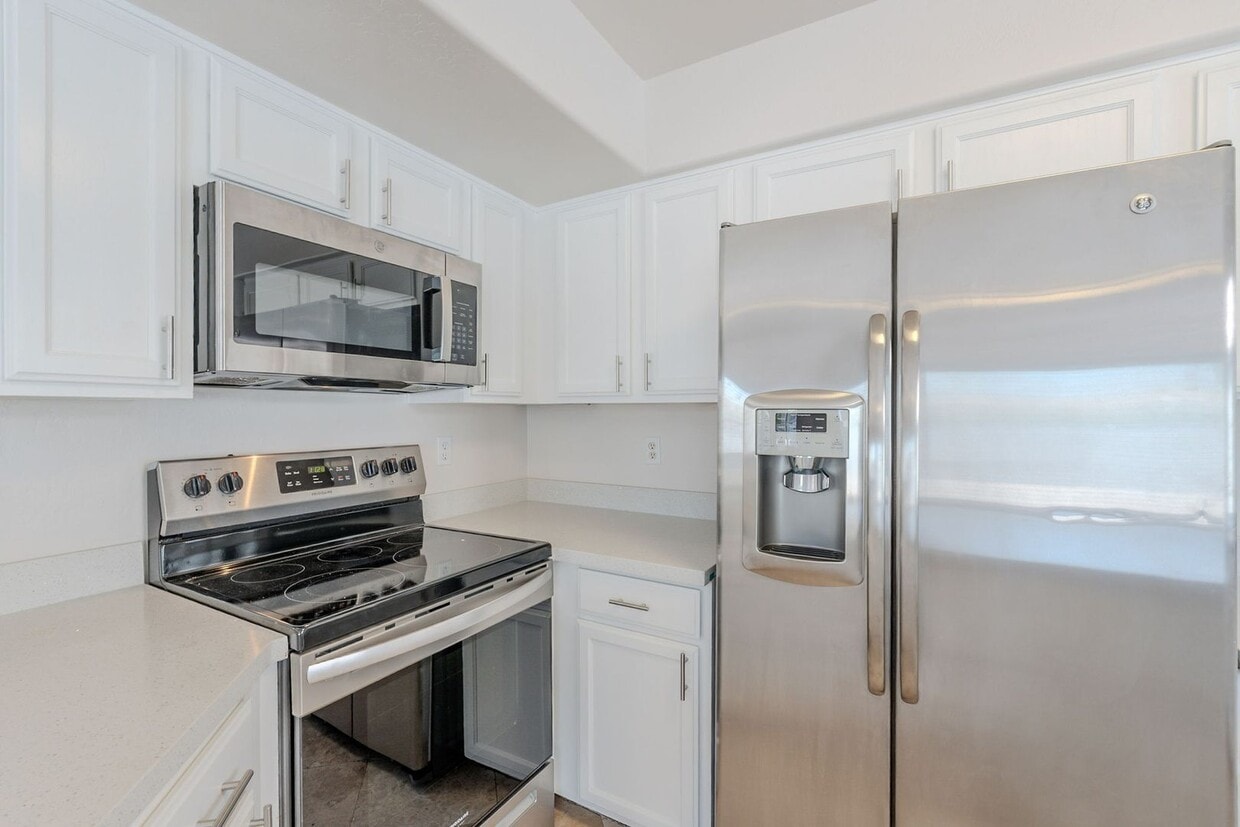 Foto principal - Spacious 5-Bedroom Home with Loft in Prime...