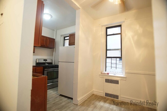 Foto del edificio - 8223 Bay Pkwy