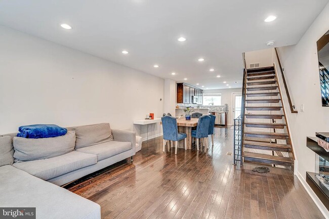 Building Photo - Beautiful 3 bed 3 full bath home available...