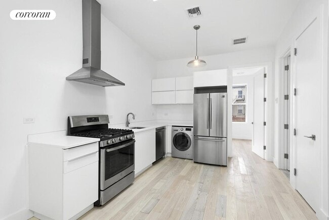 Foto del edificio - 78 N Henry St