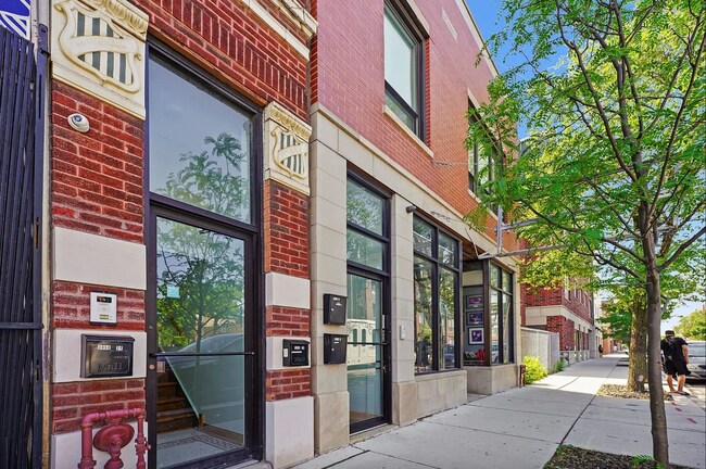 Foto del edificio - 3054 N Milwaukee Ave
