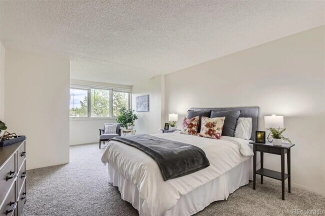 Dormitorio principal luminoso y espacioso - 2225 Buchtel Blvd S