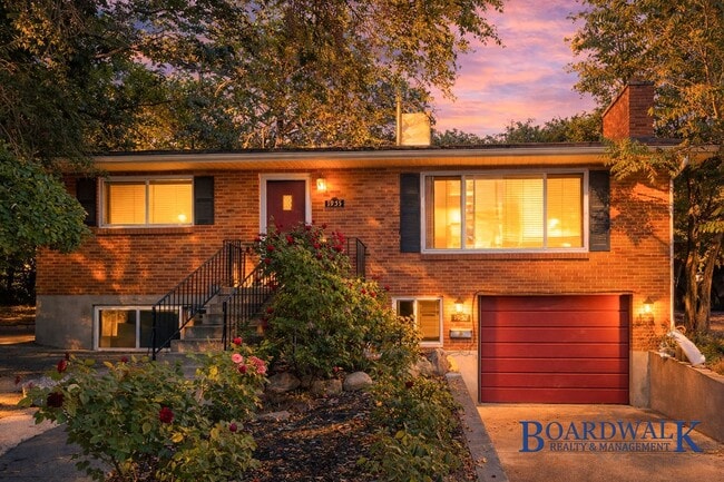 Foto del edificio - 1955-1957 S Foothill Dr