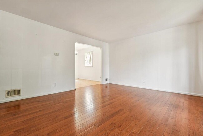 Building Photo - 482 S Elm St